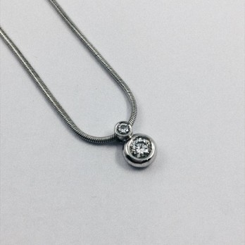 Gargantilla con colgante oro blanco y dos brillantes