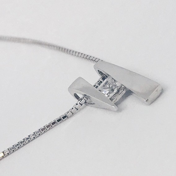 Collar en oro blanco 18kt con circonita.