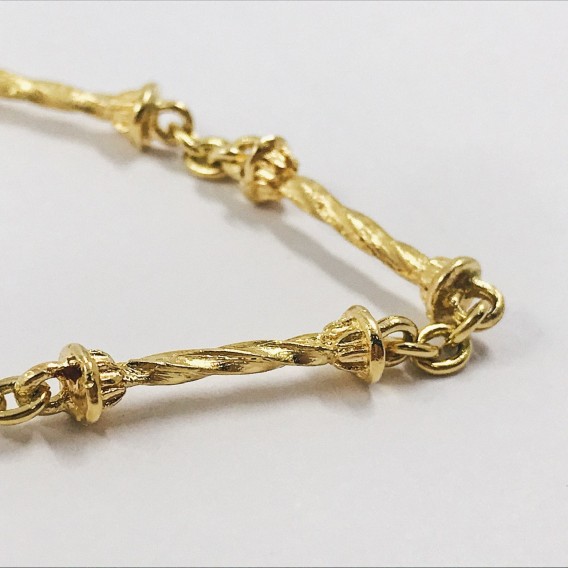 Cadena y colgante Madona de Port Lligat en oro 18kt