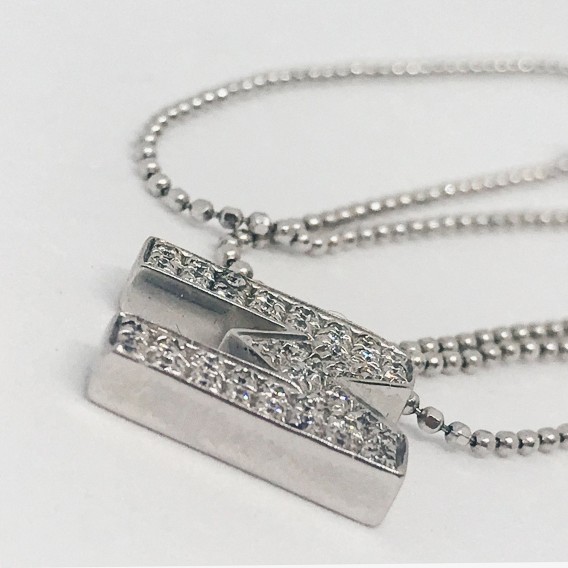 Collar en oro blanco con brillante.