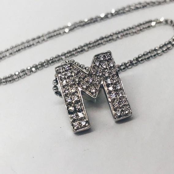 Collar en oro blanco con brillante.