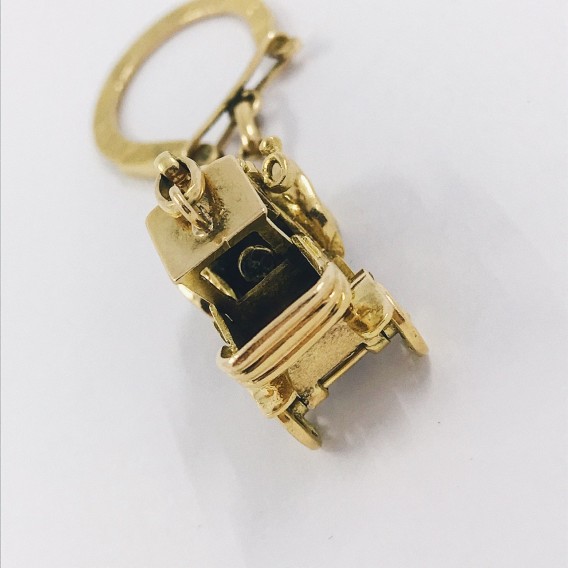 Llavero con forma de coche en oro 18kt