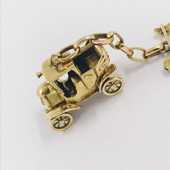 Llavero con forma de coche en oro 18kt