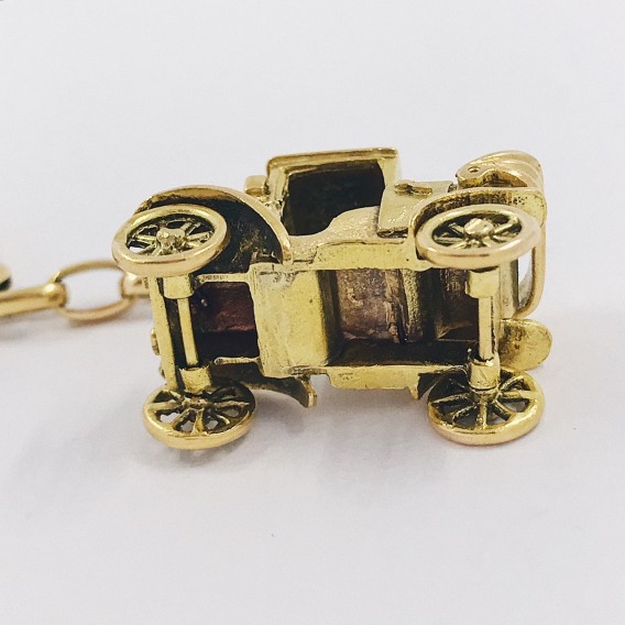 Llavero con forma de coche en oro 18kt