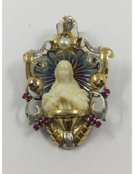 Colgante con imagen de la Virgen en marfil enmarcada en oro