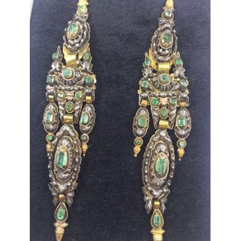 Pendientes isabelinos en plata dorada y esmeraldas
