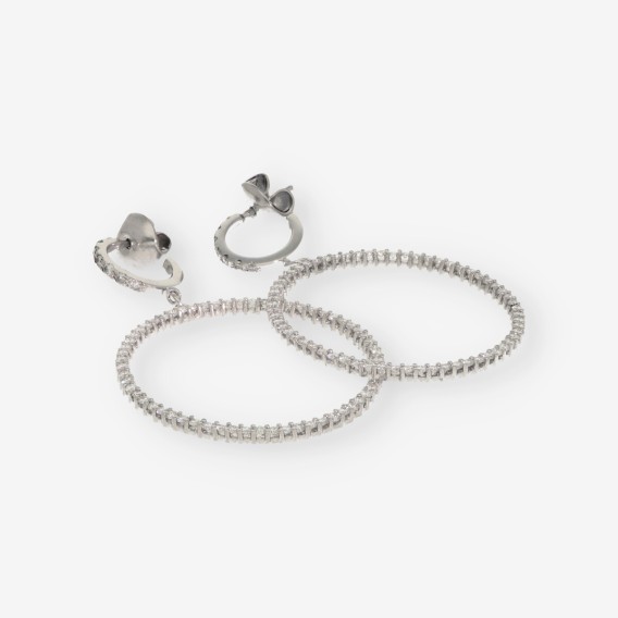 Pendientes de aro largo en oro blanco.