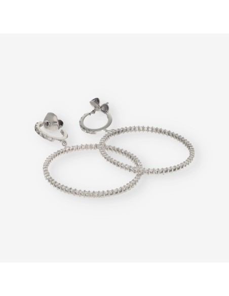 Pendientes de aro largo en oro blanco.