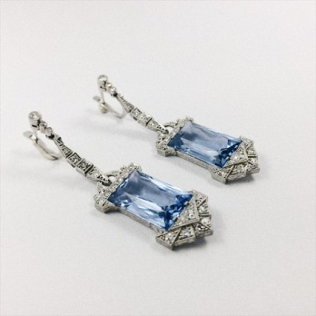 Pendientes art-decÃ³ en oro blanco, brillantes y topacios