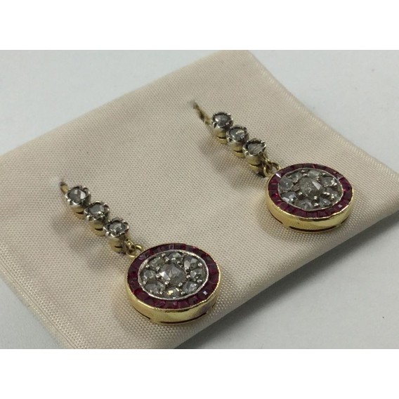 Pendientes en oro, diamantes y simil rubÃ­