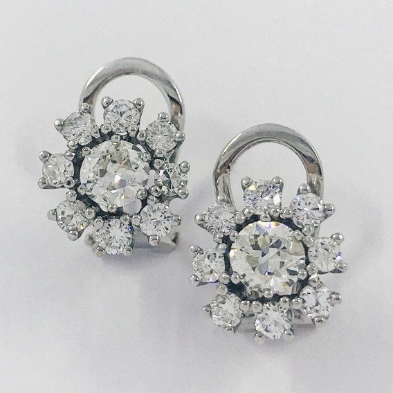 Pendientes en oro blanco con brillantes.