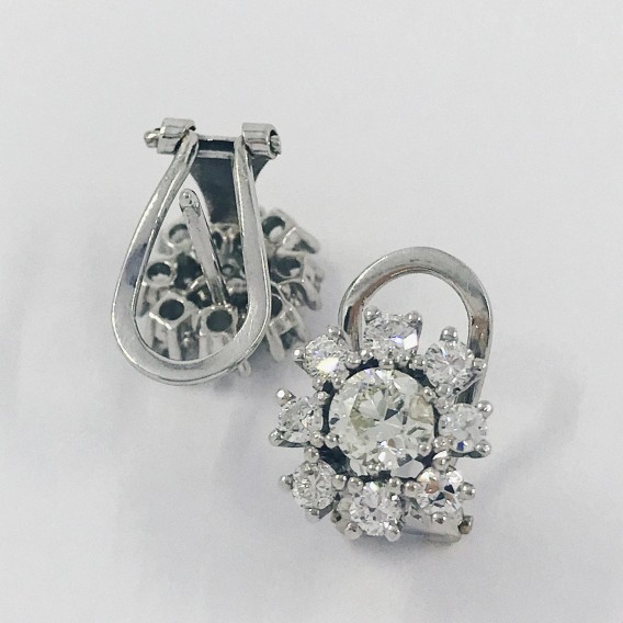 Pendientes en oro blanco con brillantes.