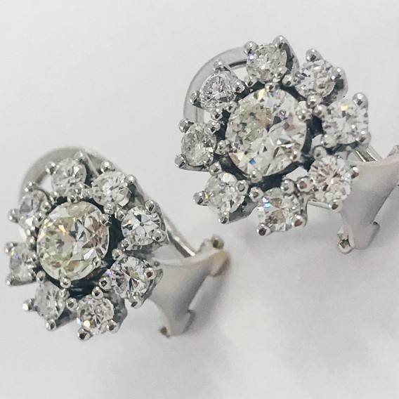 Pendientes en oro blanco con brillantes.