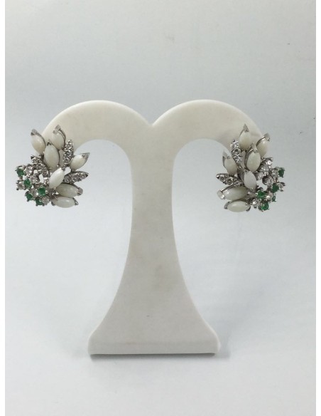 Pendientes de oro blanco, brillantes, esmeraldas y Ã³palos.