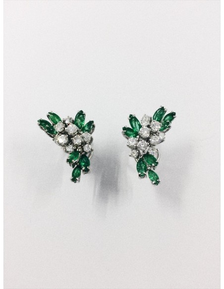 Pendientes de oro blanco, brillantes y esmeraldas.