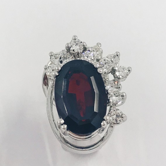 Pendientes con brillantes y granate.