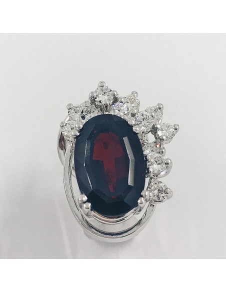 Pendientes con brillantes y granate.