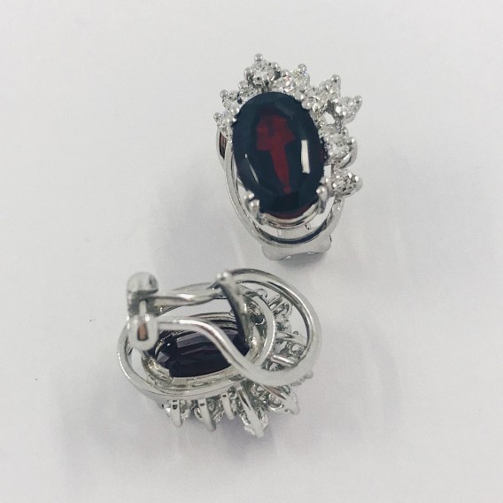 Pendientes con brillantes y granate.
