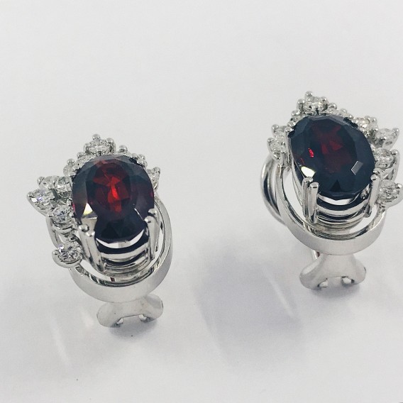 Pendientes con brillantes y granate.