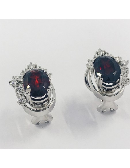 Pendientes con brillantes y granate.