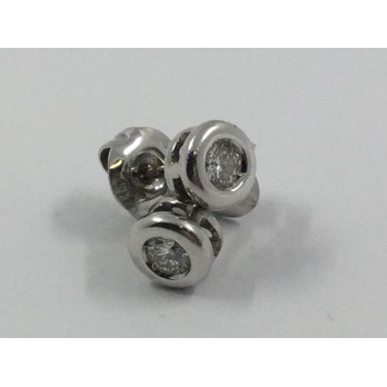 Pendientes dormilonas en oro blanco y brillantes 2