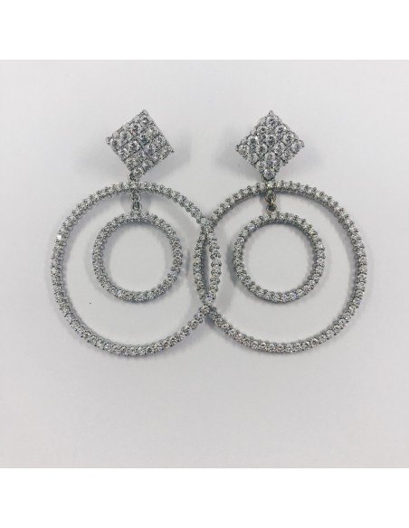 Pendientes de aro largo en oro blanco.