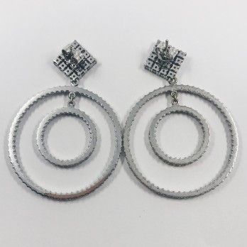 Pendientes de aro largo en oro blanco. 2