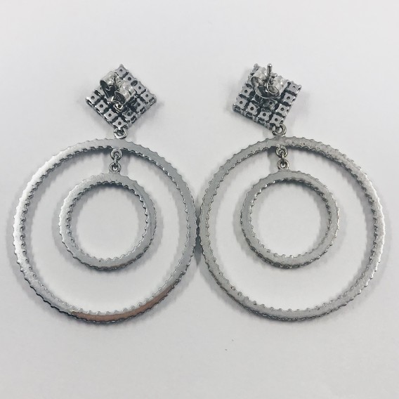 Pendientes de aro largo en oro blanco.