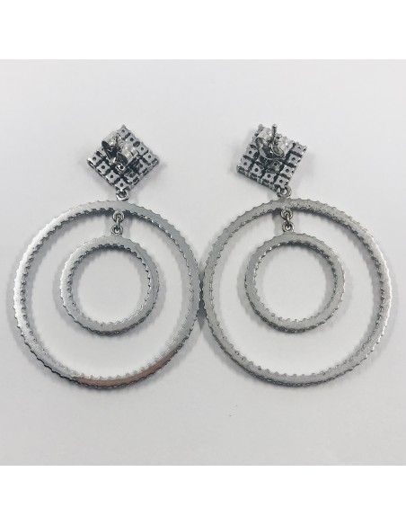 Pendientes de aro largo en oro blanco.