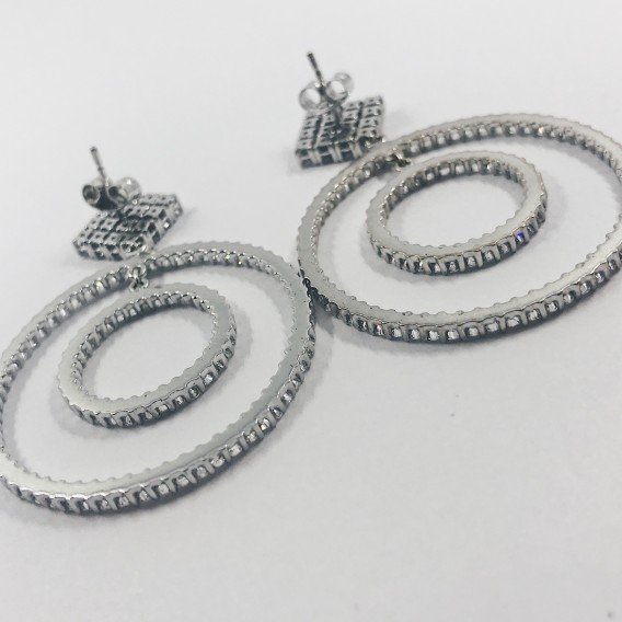 Pendientes de aro largo en oro blanco.