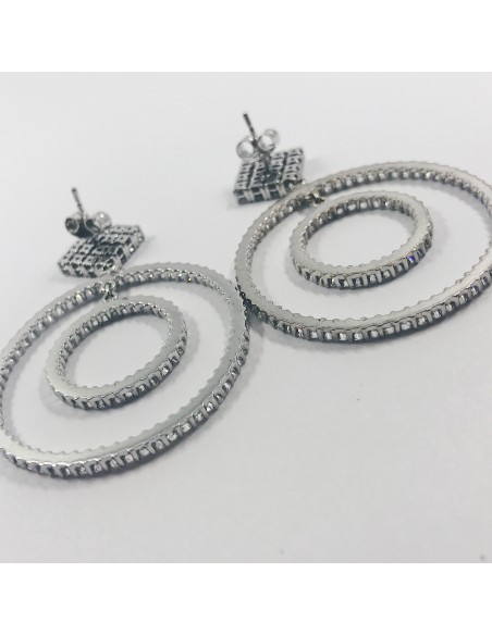 Pendientes de aro largo en oro blanco.