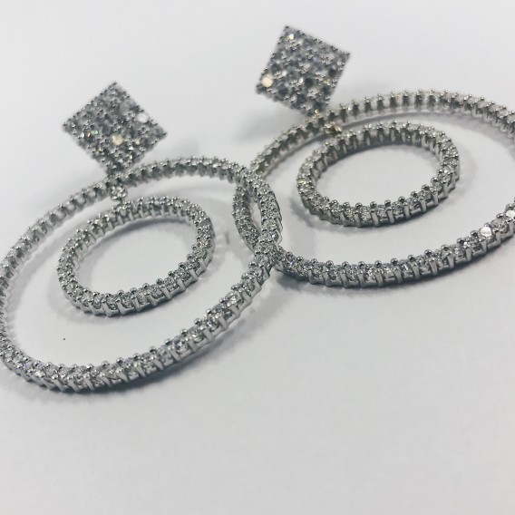 Pendientes de aro largo en oro blanco.