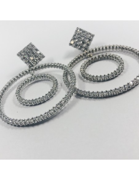 Pendientes de aro largo en oro blanco.