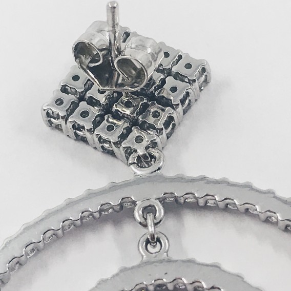 Pendientes de aro largo en oro blanco.