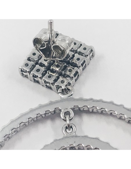 Pendientes de aro largo en oro blanco.