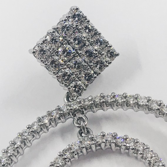 Pendientes de aro largo en oro blanco.