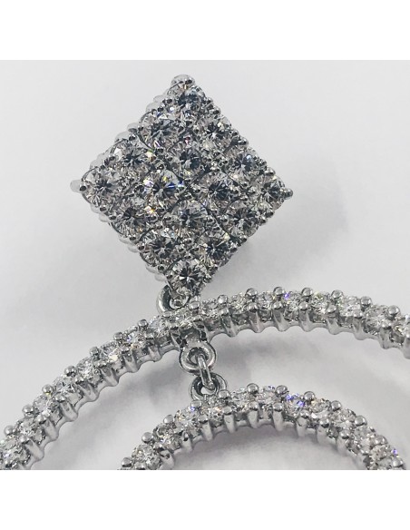 Pendientes de aro largo en oro blanco.