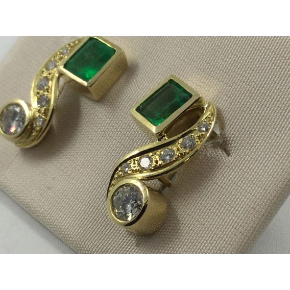 Pendientes en oro, brillantes y esmeraldas