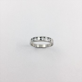 Anillo media alianza de oro blanco y brillantes 2