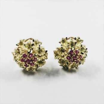 Pendientes en filigrana de oro con piedras rosas