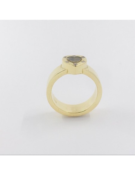 Anillo de oro con corazÃ³n central decorado con brillantes