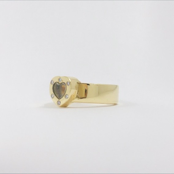 Anillo de oro con corazÃ³n central decorado con brillantes