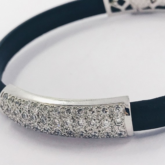 Pulsera con oro blanco y brillantes.