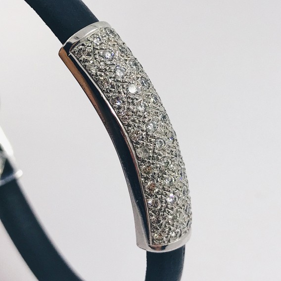 Pulsera con oro blanco y brillantes.