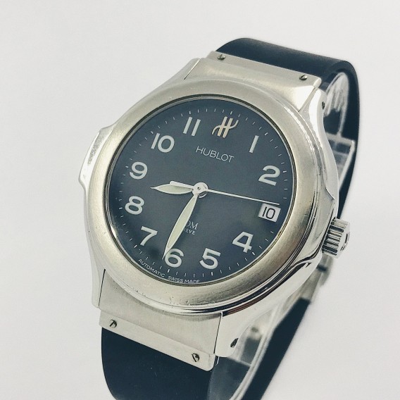Hublot Elegant en acero con nÃºmero arÃ¡bigos.