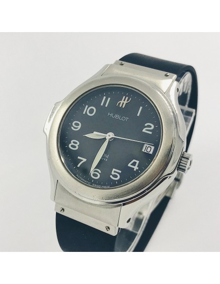 Hublot Elegant en acero con nÃºmero arÃ¡bigos.