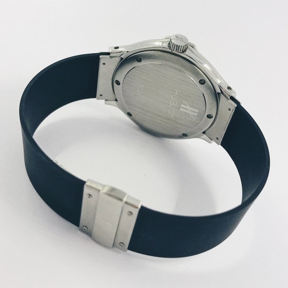 Hublot Elegant en acero con nÃºmero arÃ¡bigos.
