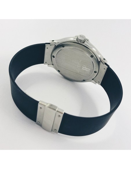 Hublot Elegant en acero con nÃºmero arÃ¡bigos.