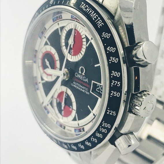 Omega Speedmaster en negro y rojo.