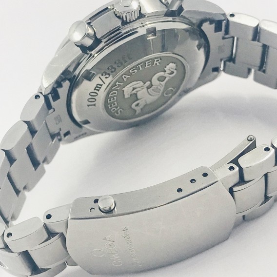 Omega Speedmaster en negro y rojo.